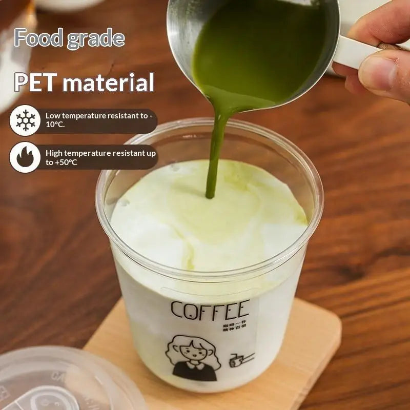 Un líquido verde se vierte de una cuchara de metal en una taza transparente de café, demostrando la resistencia de la tempera