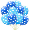 Un grupo de globos de látex azules y azul claro con lunares atados juntos.