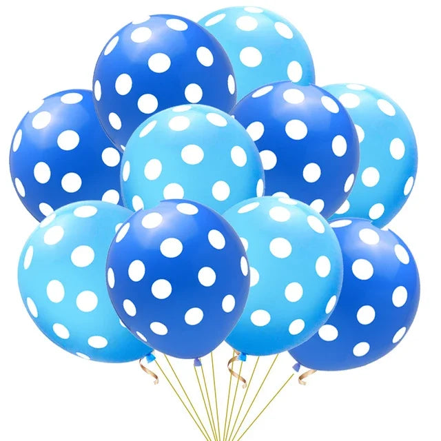 Un grupo de globos de látex azules y azul claro con lunares atados juntos.