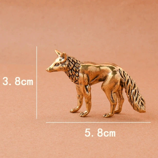 Sculpture de renard en laiton artisanal pour bureau, avec un pelage texturé, vue de profil.