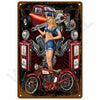 Vintage Metallwandtafel mit Frau in blauem Outfit, die mit Motorrad- und Zapfsäulen-Elementen posiert.