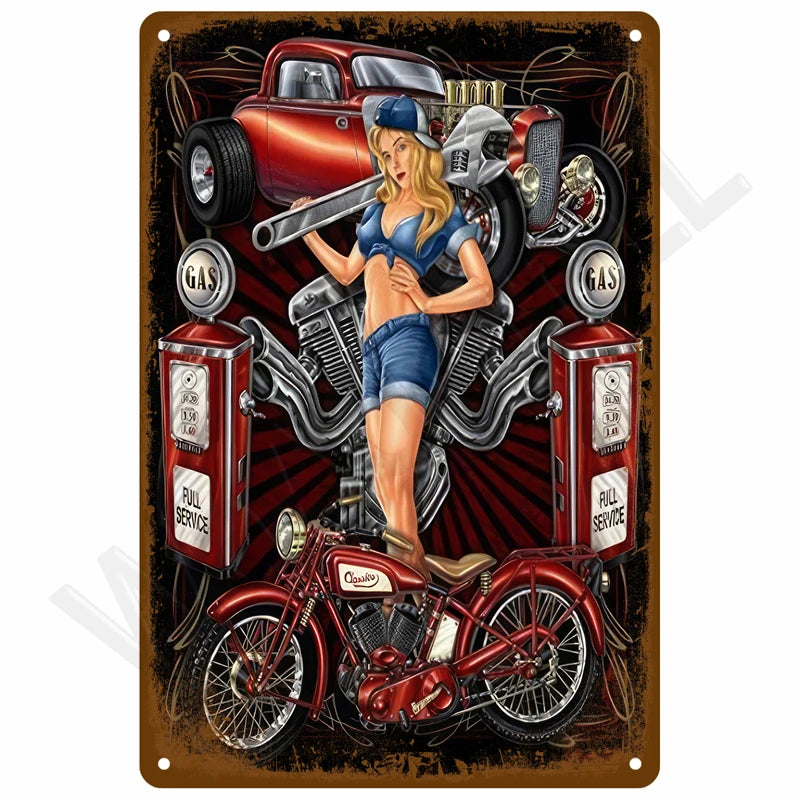 Vintage Metallwandtafel mit Frau in blauem Outfit, die mit Motorrad- und Zapfsäulen-Elementen posiert.