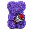 Strang voller künstlicher lila Rosen gebunden wie ein Teddybär für romantische Dekoration