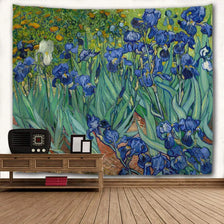 Une tenture murale en tapisserie avec des fleurs et feuillage bleus et verts vibrants.