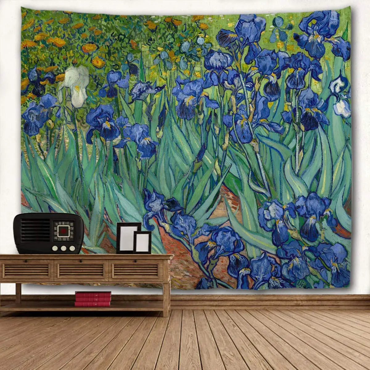 Une tenture murale en tapisserie avec des fleurs et feuillage bleus et verts vibrants.
