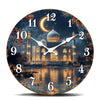 Face d'horloge murale représentant un paysage urbain nocturne avec la silhouette d'une mosquée et une lune en croissant.