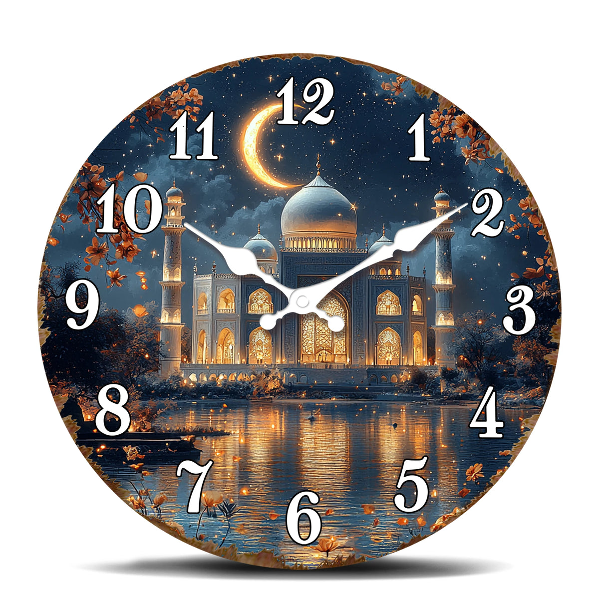 Face d'horloge murale représentant un paysage urbain nocturne avec la silhouette d'une mosquée et une lune en croissant.
