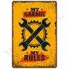 Vintage-Metallwandtafel mit gelbem Hintergrund, gekreuzten Schraubenschlüsseln und den Aufschriften MY GARAGE und MY RULES in