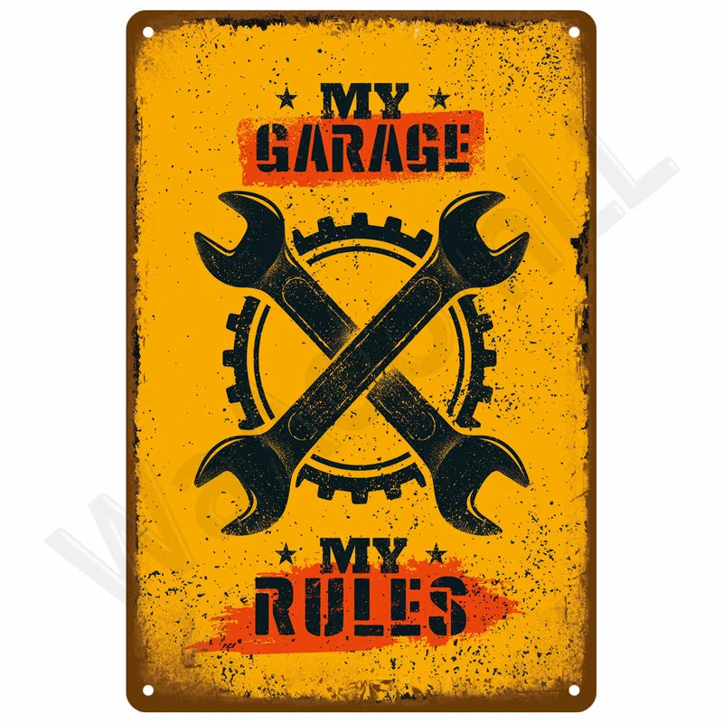 Vintage-Metallwandtafel mit gelbem Hintergrund, gekreuzten Schraubenschlüsseln und den Aufschriften MY GARAGE und MY RULES in