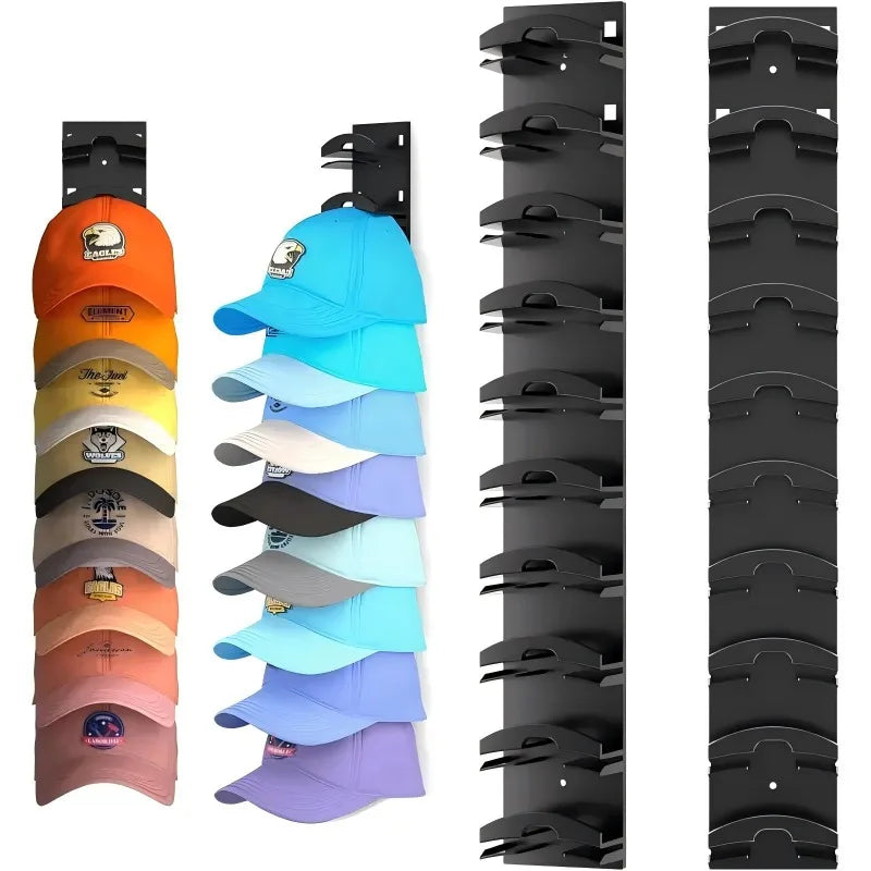 حامل قبعات متعدد الشبكات معلق على الحائط يعرض قبعات وأغطية ملونة مختلفة.