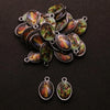 Collection de pendentifs chrétiens ton argentés avec scènes et figures religieuses.