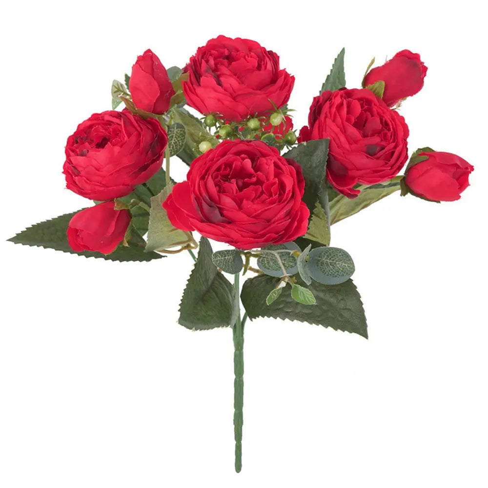 Ein Strauß künstlicher roter Rosen und Pfingstrosen mit grünen Blättern