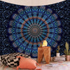 Bohemian Wandteppich mit komplexen blauen und türkisen Mustern auf dunklem Hintergrund.