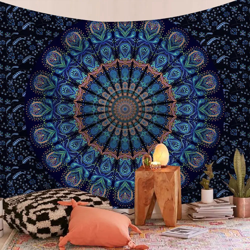 Bohemian Wandteppich mit komplexen blauen und türkisen Mustern auf dunklem Hintergrund.
