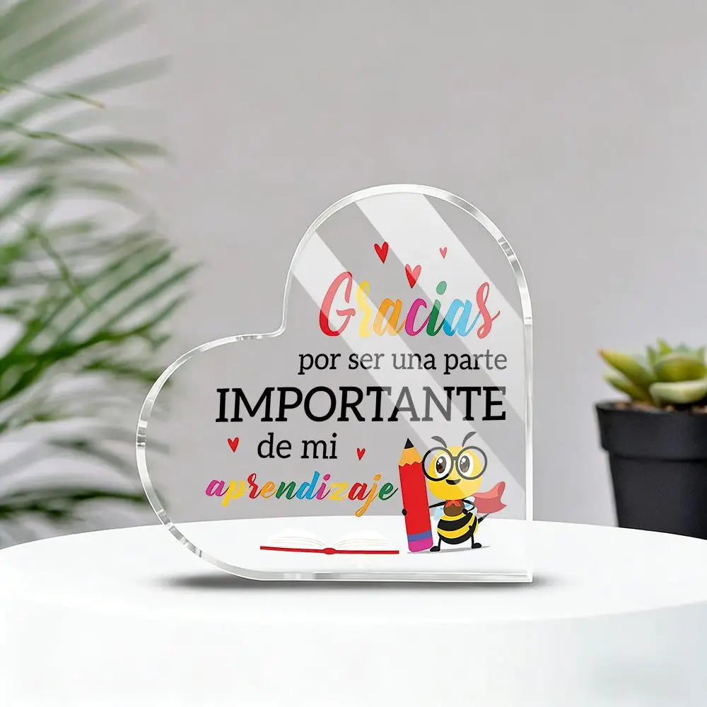 Clear acrylic heart plaque with 'Gracias por ser una parte importante de mi aprendizaje' text and a bee design