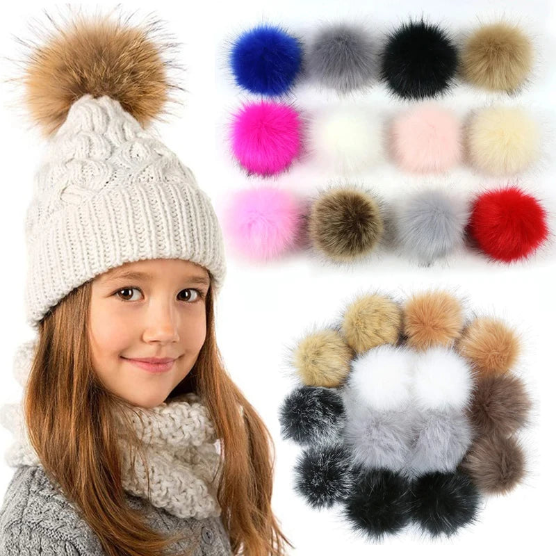 Une jeune fille modélise un bonnet tricoté et un accessoire boule de poils de fausse fourrure.