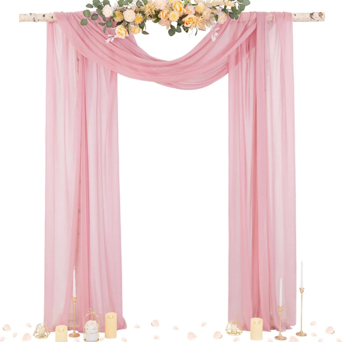 Tissu de mousseline rose drapé formant un élégant décor d'arche avec des accents floraux