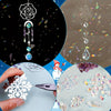 Kit DIY réflecteur de lumière arc-en-ciel en cristal montrant un pendentif rose argenté et un charm de flocon de neige en cri