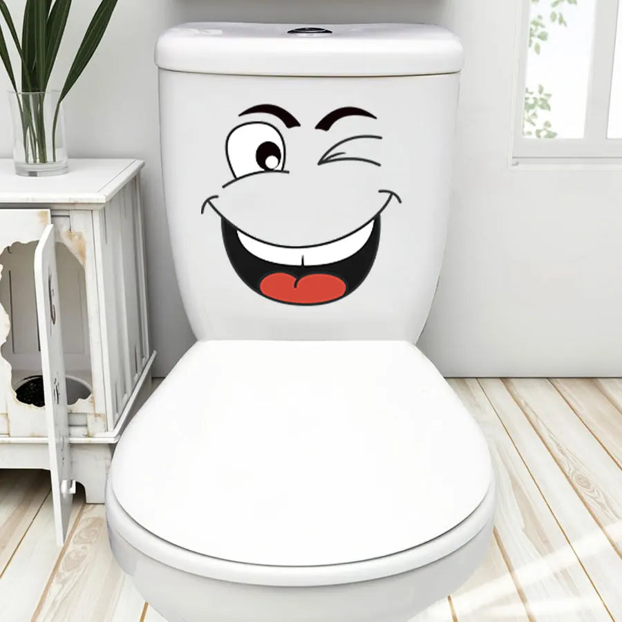 Weiße Toilette mit Cartoon-Gesichtdesign auf Tank und Sitz.