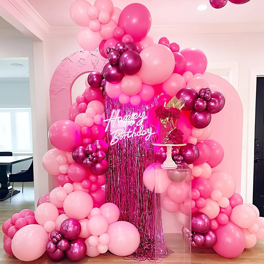 Grand arche de ballons rose et or rose dans un cadre festif.