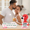 Mann und Frau umarmen sich, eine ausgearbeitete Flamingo-Puppe wird daneben präsentiert.