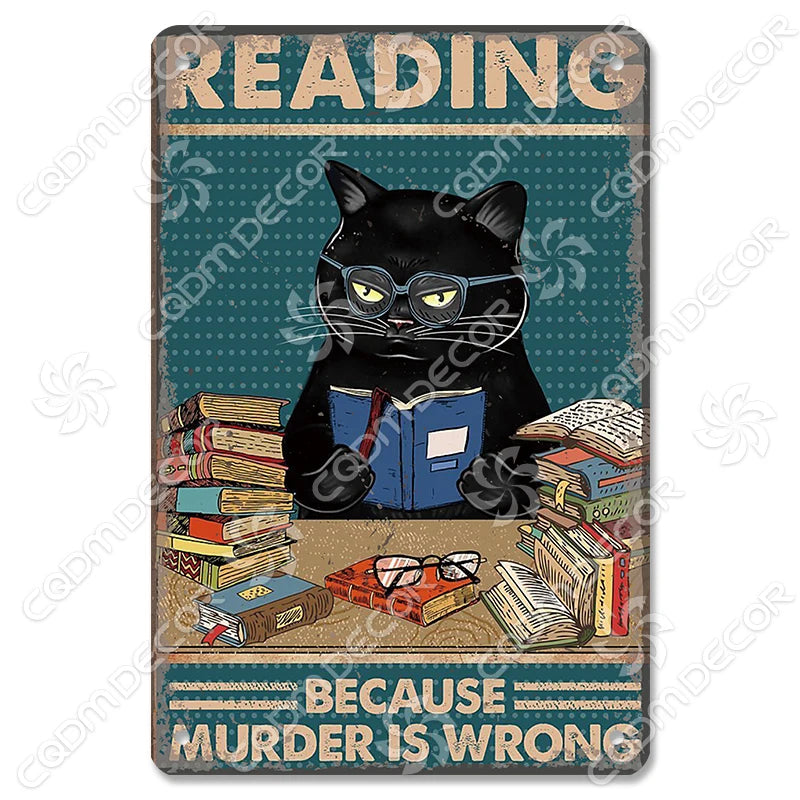 Décor mural vintage en métal représentant un chat noir regardant une pile de vieux livres avec le texte 'Because Murder Is Wr