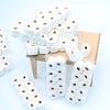 Pile de rouleaux de papier toilette miniatures blancs emballés dans du plastique transparent, utilisés pour la décoration de 