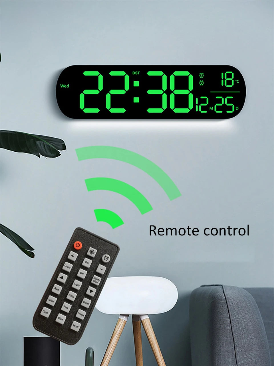 Reloj de pared digital LED RGB mostrando 22:38, temperatura y humedad, con control remoto cercano.