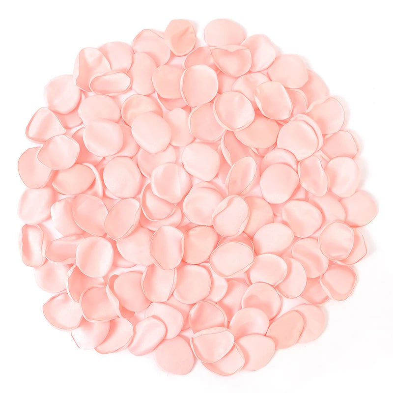 Pila de delicados pétalos de flores de seda artificial rosa claro para decoración del hogar y bodas.