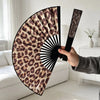 Eine Hand öffnet einen faltbaren, handlichen Ventilator mit Leopardenmuster in dunkelbraunen und schwarzen Tönen.