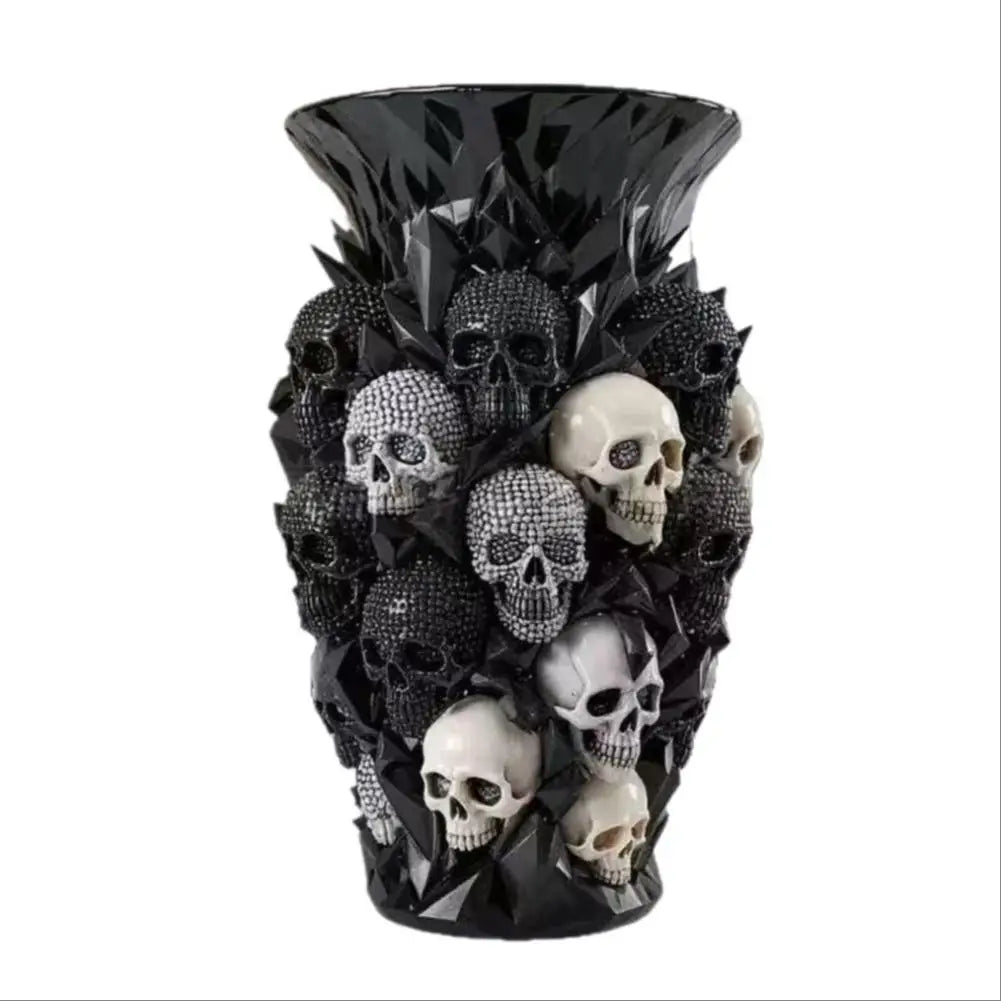 Un vase décoratif noir en forme de crâne, avec de nombreuses petites crânes et une texture complexe.