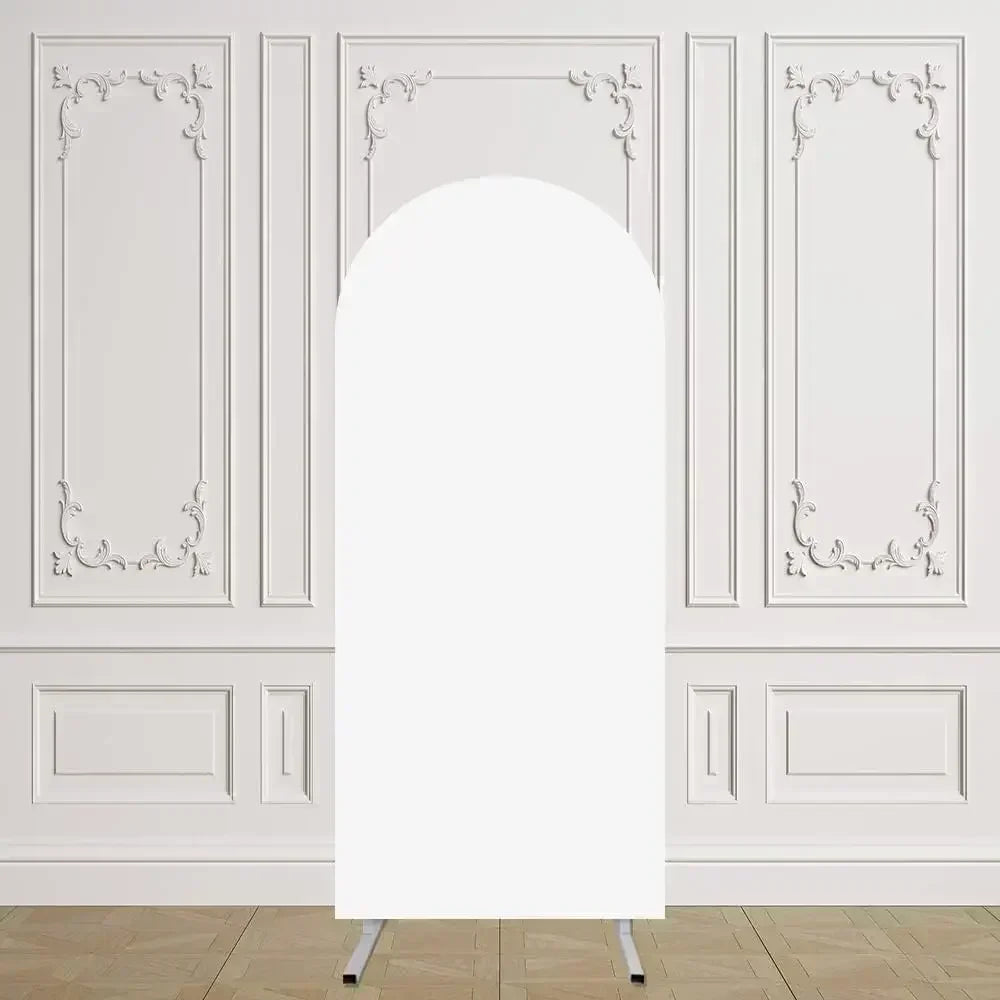 Fondo arqueado blanco con ornamentación de volutas y paneles verticales para eventos.