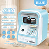 Une tirelire distributeur automatique bleu clair avec reconnaissance faciale et clavier sur une surface en bois.