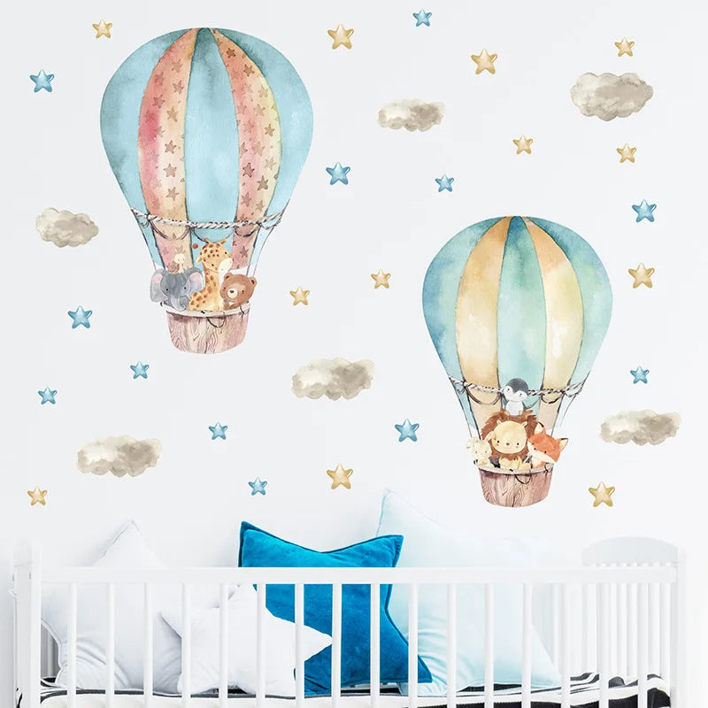 Wandsticker mit niedlichen Waldtieren wie einem Eichhörnchen und einem Dachs auf bunten Heißluftballons