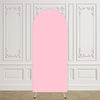 Arco de fondo elástico rosa exhibido contra una pared de paneles blancos.