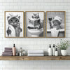 Un ensemble de trois impressions d'art sur toile représentant des chats dans diverses poses pour la décoration intérieure