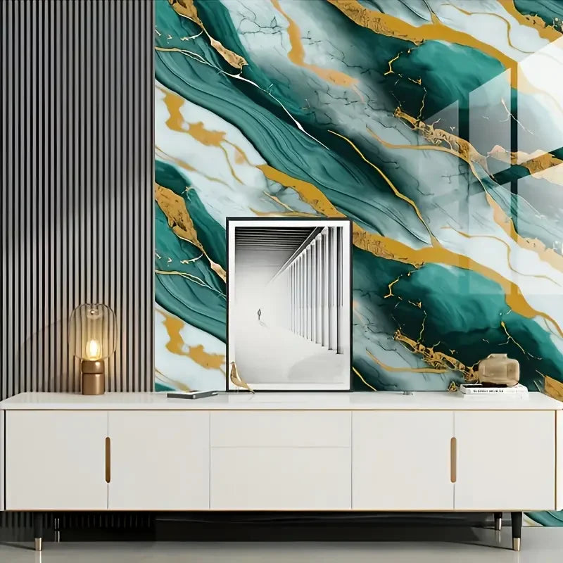 Intérieur moderne avec un mur d'accent à motif marbré, veinures bleu sarcelle et or, au-dessus d'un meuble blanc.