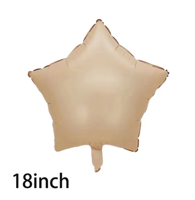 Un ballon en feuille dorée en forme d'étoile.