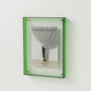 Moderner Acryl-Foto-Displayrahmen mit einem Foto eines gerafften Fensters.