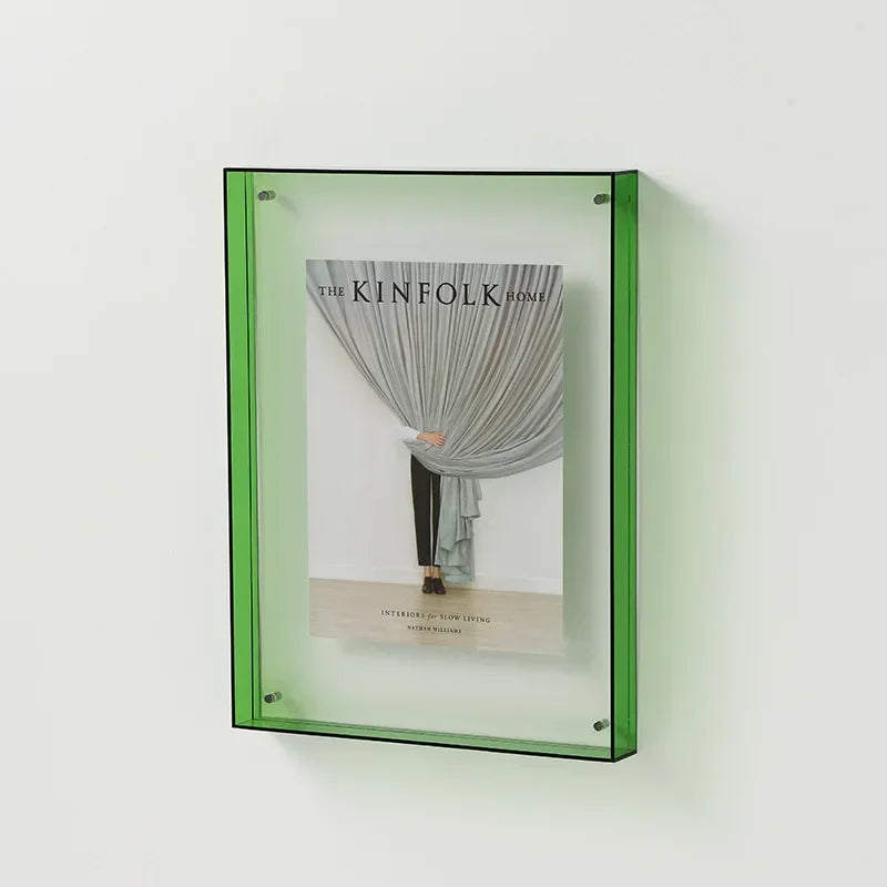 Moderner Acryl-Foto-Displayrahmen mit einem Foto eines gerafften Fensters.