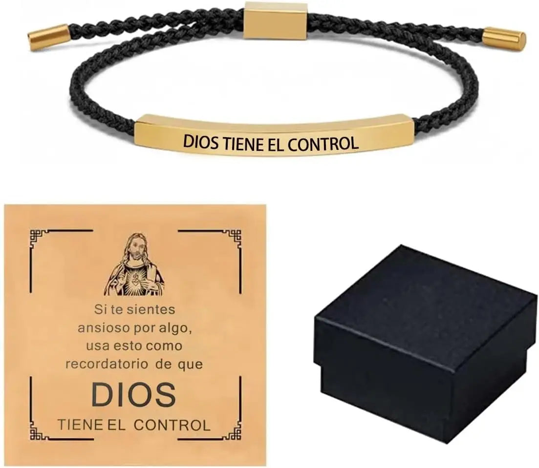 A stainless steel bracelet with a gold-colored nameplate engraved with the phrase Dios tiene el control