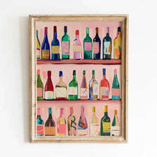 Une impression encadrée présentant une rangée de bouteilles de vin vintage de différentes couleurs sur un fond rose.