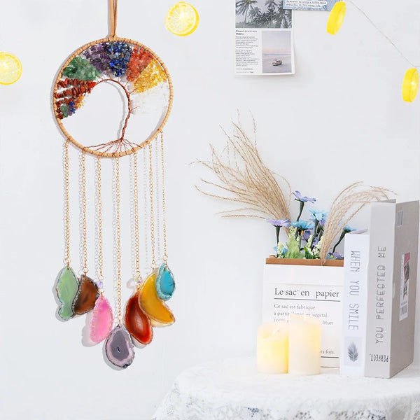 Collection de décoration de piège à rêves chakra, arbre de vie suspendu avec chaînes dorées et perles colorées contre un mur 