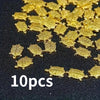 Haufen kleiner goldener Geld-Schildkrötenfiguren für Wohlstand.