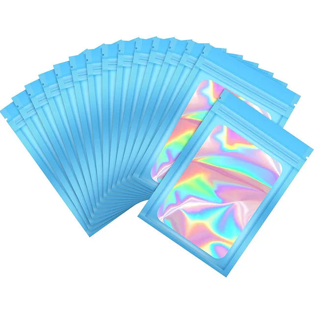 Des sacs de stockage ziplock laser bleu clair et refermables empilés en forme de ventilateur.