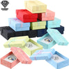 Una pila de cajas de regalo decorativas de joyería de colores, en tonos rosa, rojo, azul y verde.
