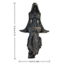 Schwarze Harzstatue einer weiblichen Figur in gotischer Kleidung mit fließendem Haar und Draperie.
