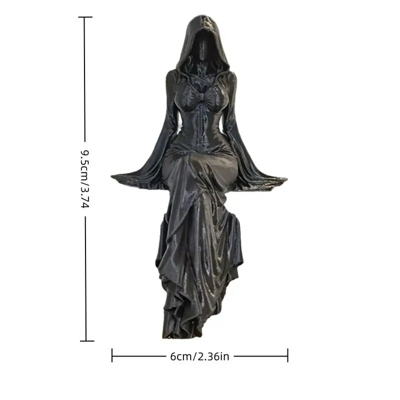 Schwarze Harzstatue einer weiblichen Figur in gotischer Kleidung mit fließendem Haar und Draperie.