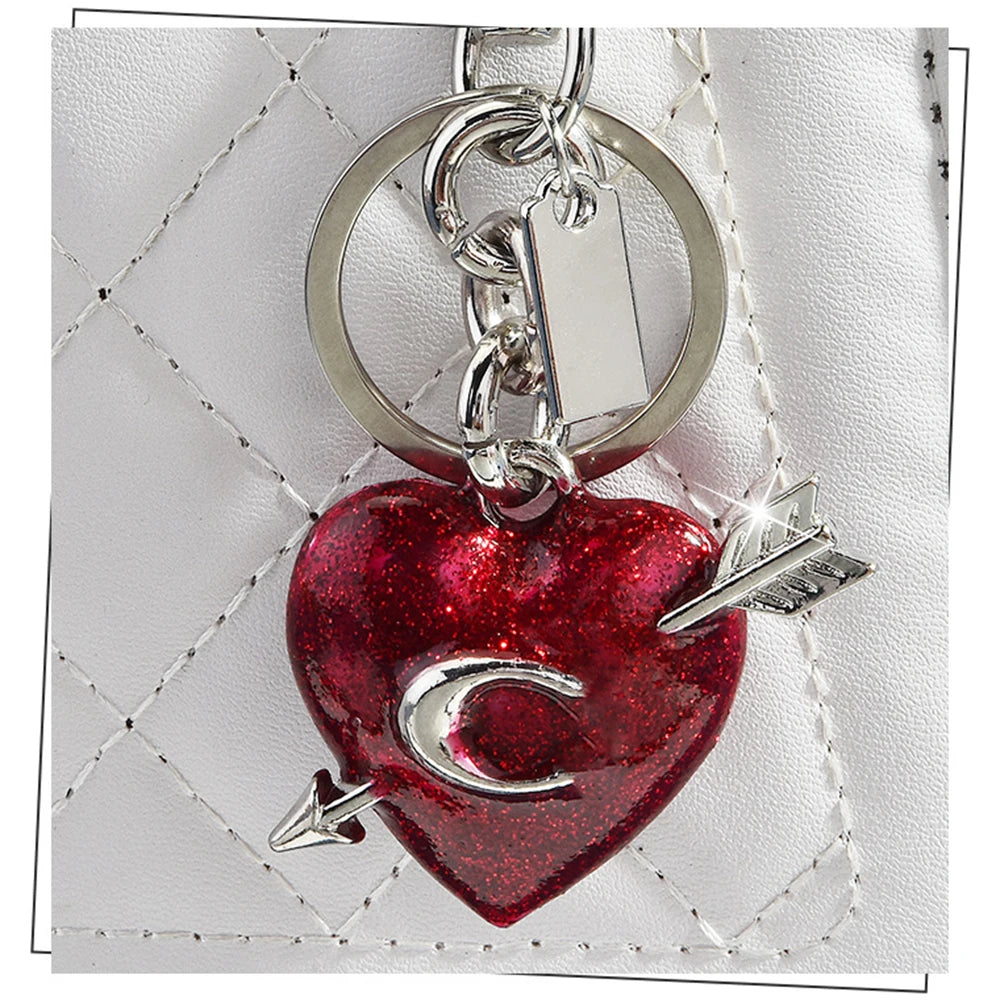 Colgante con llave en forma de corazón rojo y cadena plateada con charm de luna creciente
