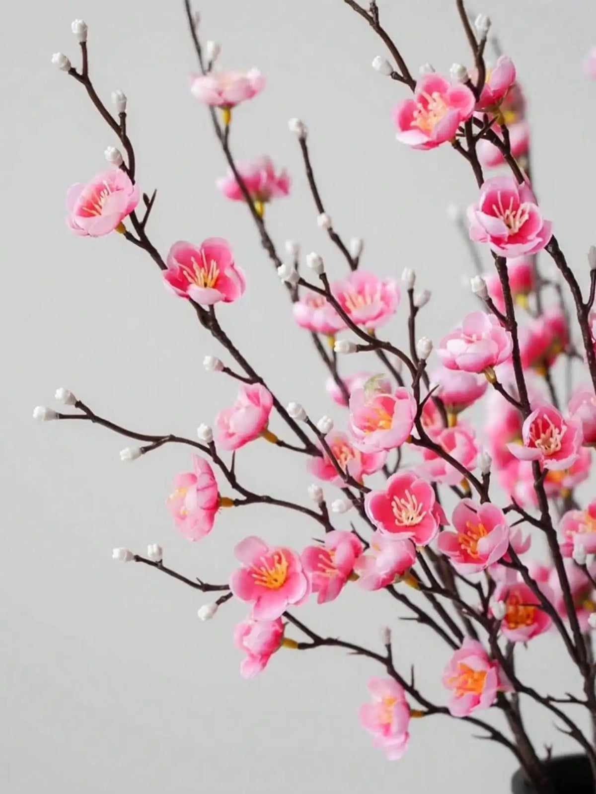 Ramitas de flor artificial de ciruela rosa con botones blancos en ramas oscuras